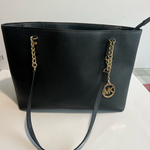 MICHAEL KORS Medium CHAIN LOGO
SHOULDER BAG - Picture 1 of 15